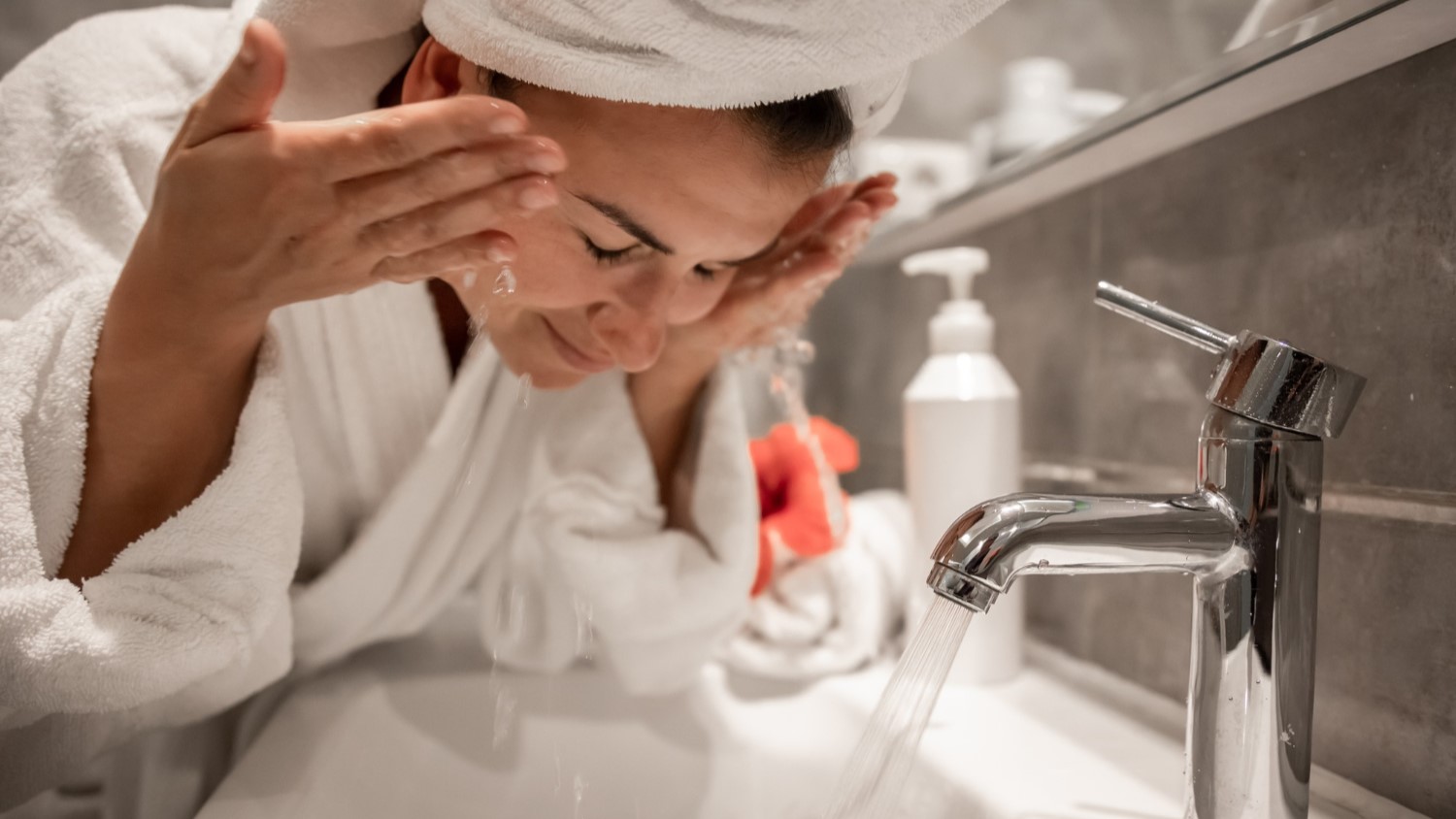 kobieta myjąca twarz kosmetykami do demakijażu