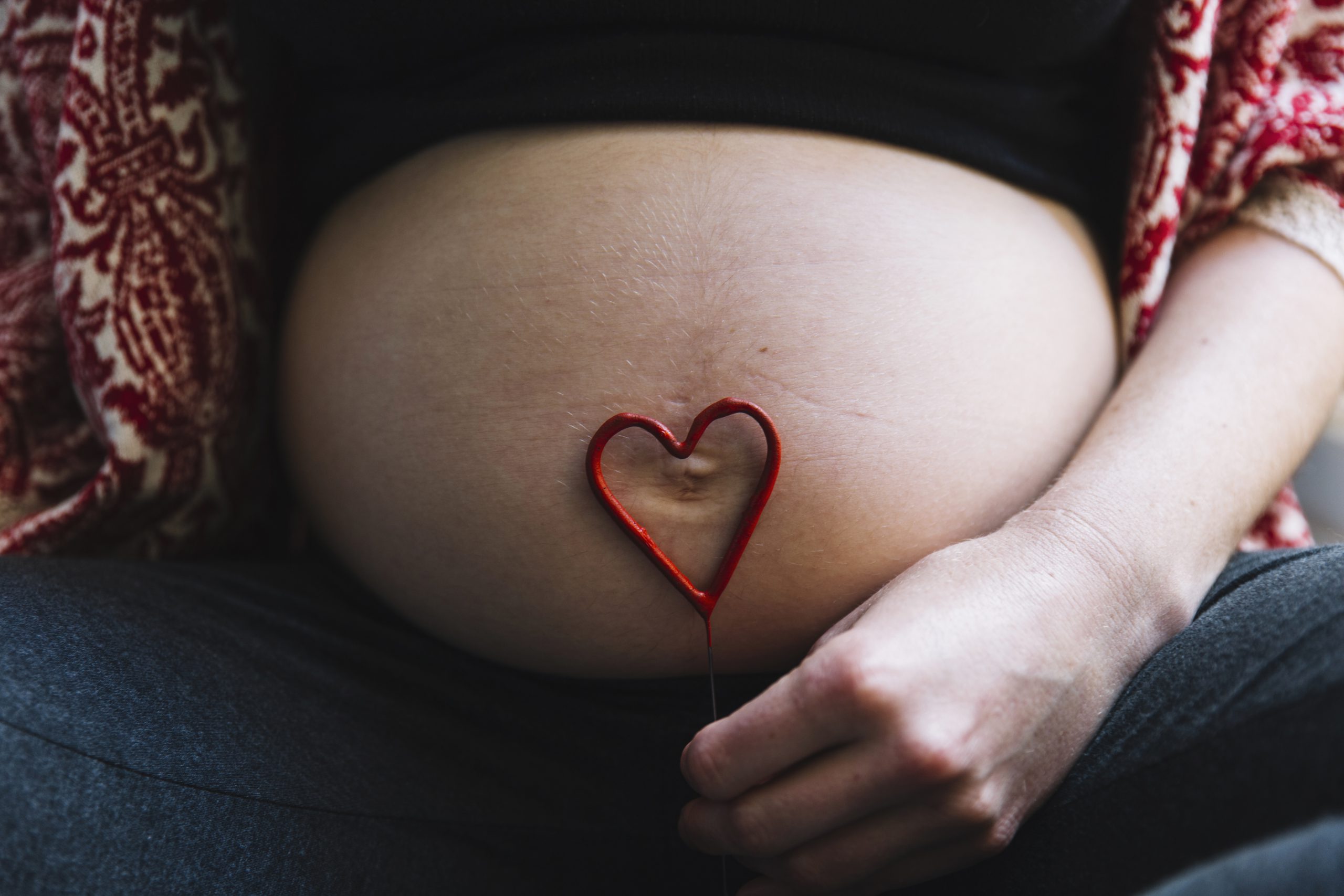 prawo do życia - brzuch ciążowy z serduszkiem