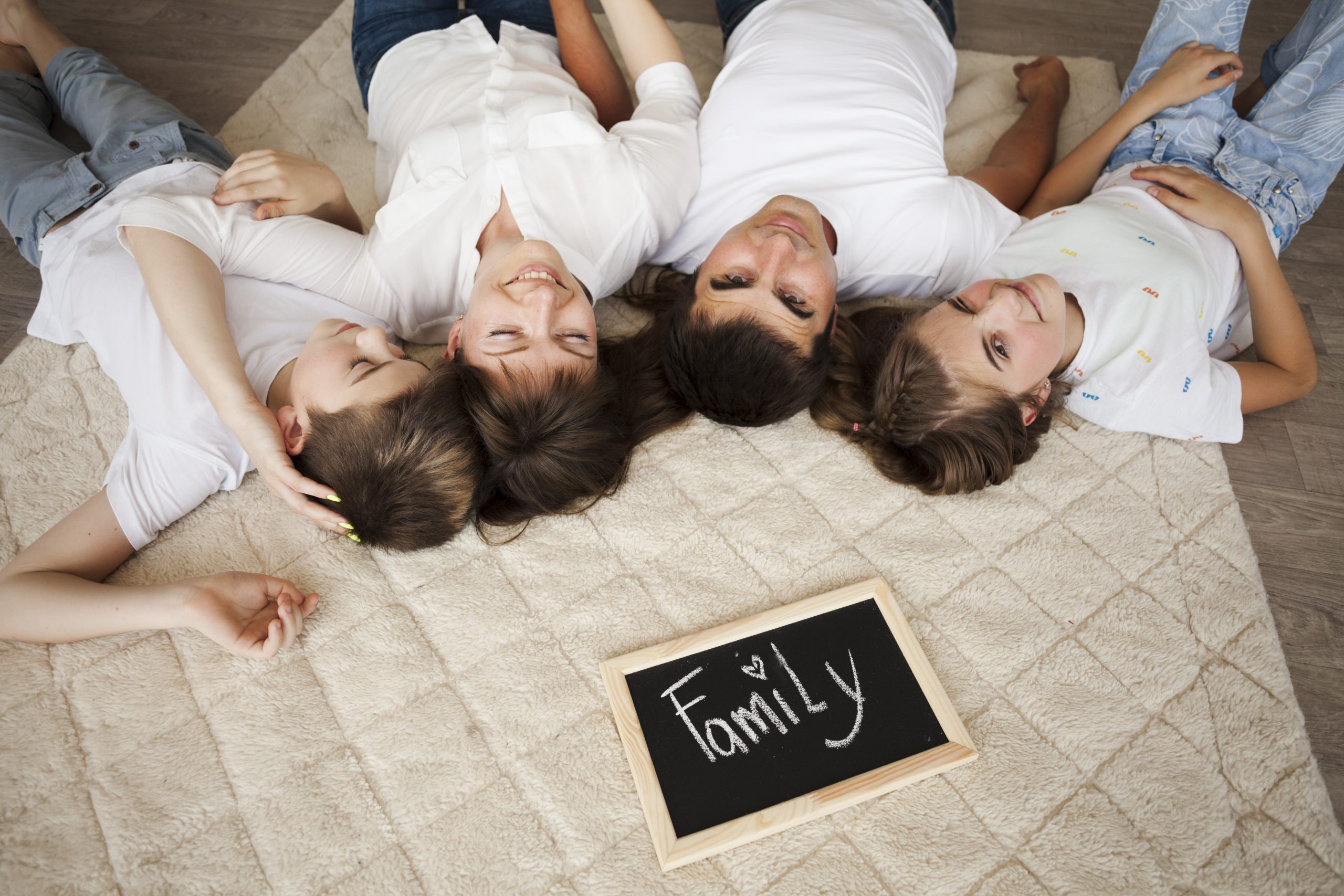 dzieci nienarodzone - członkowie rodziny leżący wspólnie na łóżku