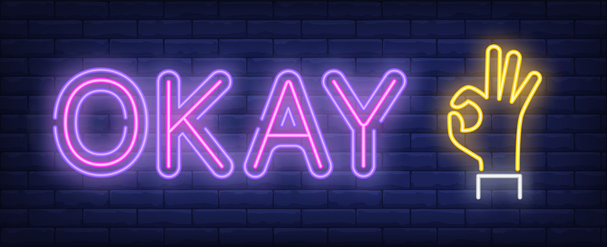Neon w biurze z fioletowym napisem "OKAY" i żółtym symbolem dłoni pokazującej gest OK na ciemnej ceglanej ścianie.