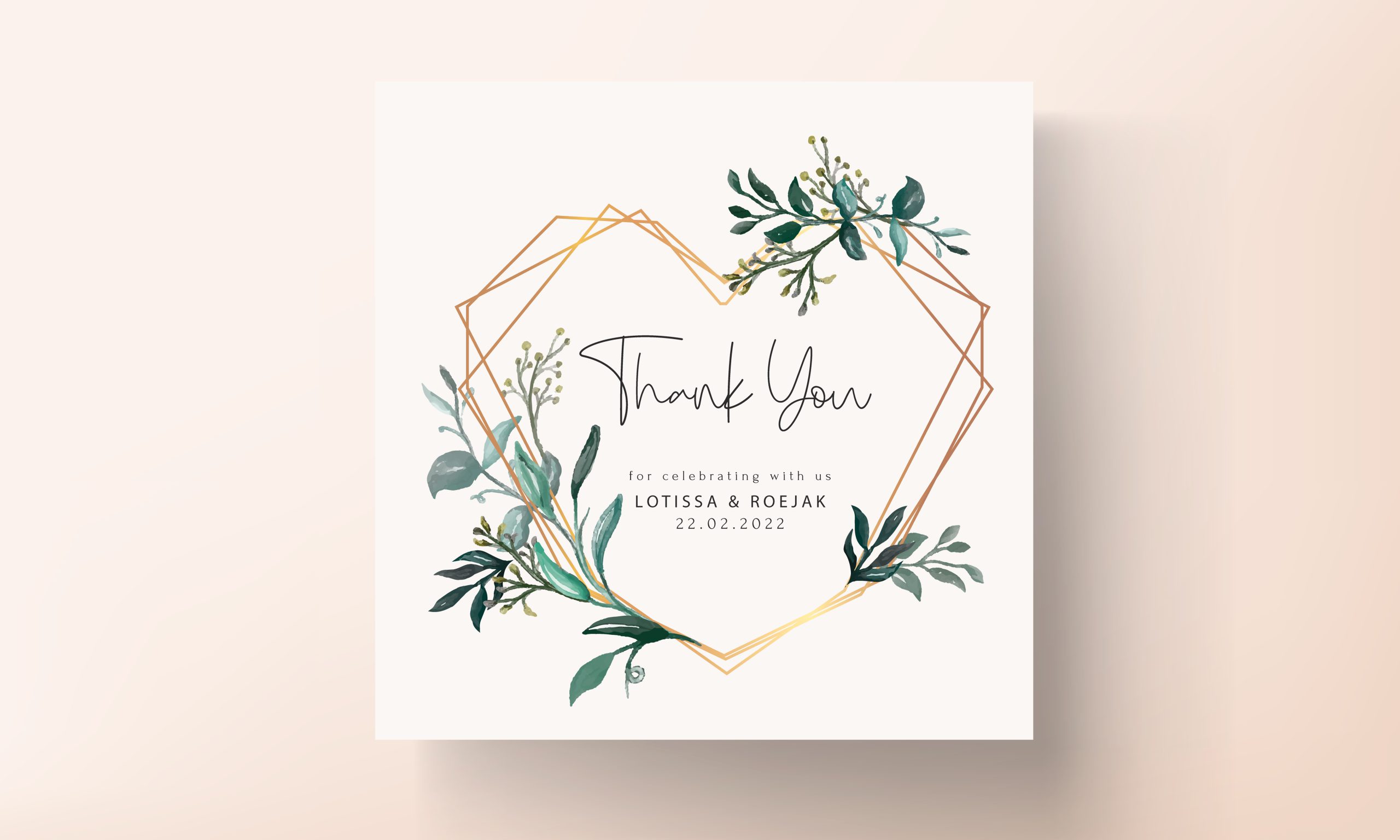 Kwadratowa karta z podziękowaniami dla gości (Thank You), stanowiąca element zestawu pasującego stylowo do zaproszeń ślubnych. Projekt przedstawia złote, geometryczne serce oplecione malowanymi akwarelą zielonymi liśćmi i drobnymi złotymi owocami.
